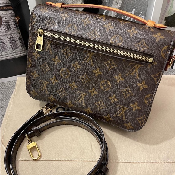 Louis Vuitton Pochette Métis Monogram Canvas - Picture 5 of 9